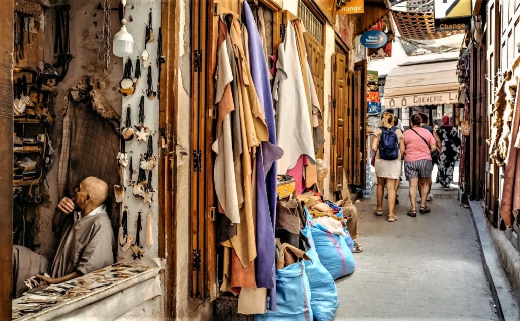 Zocos tradicionales de Fez con artesanía marroquí