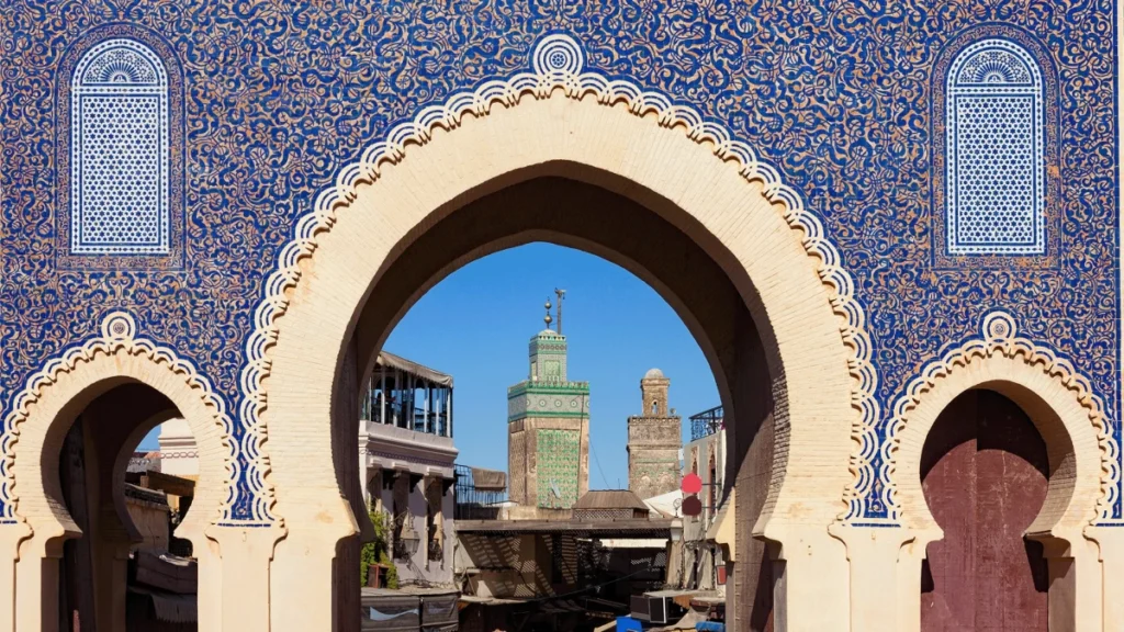 Puerta antigua decorada con mosaicos tradicionales en la medina de Fez