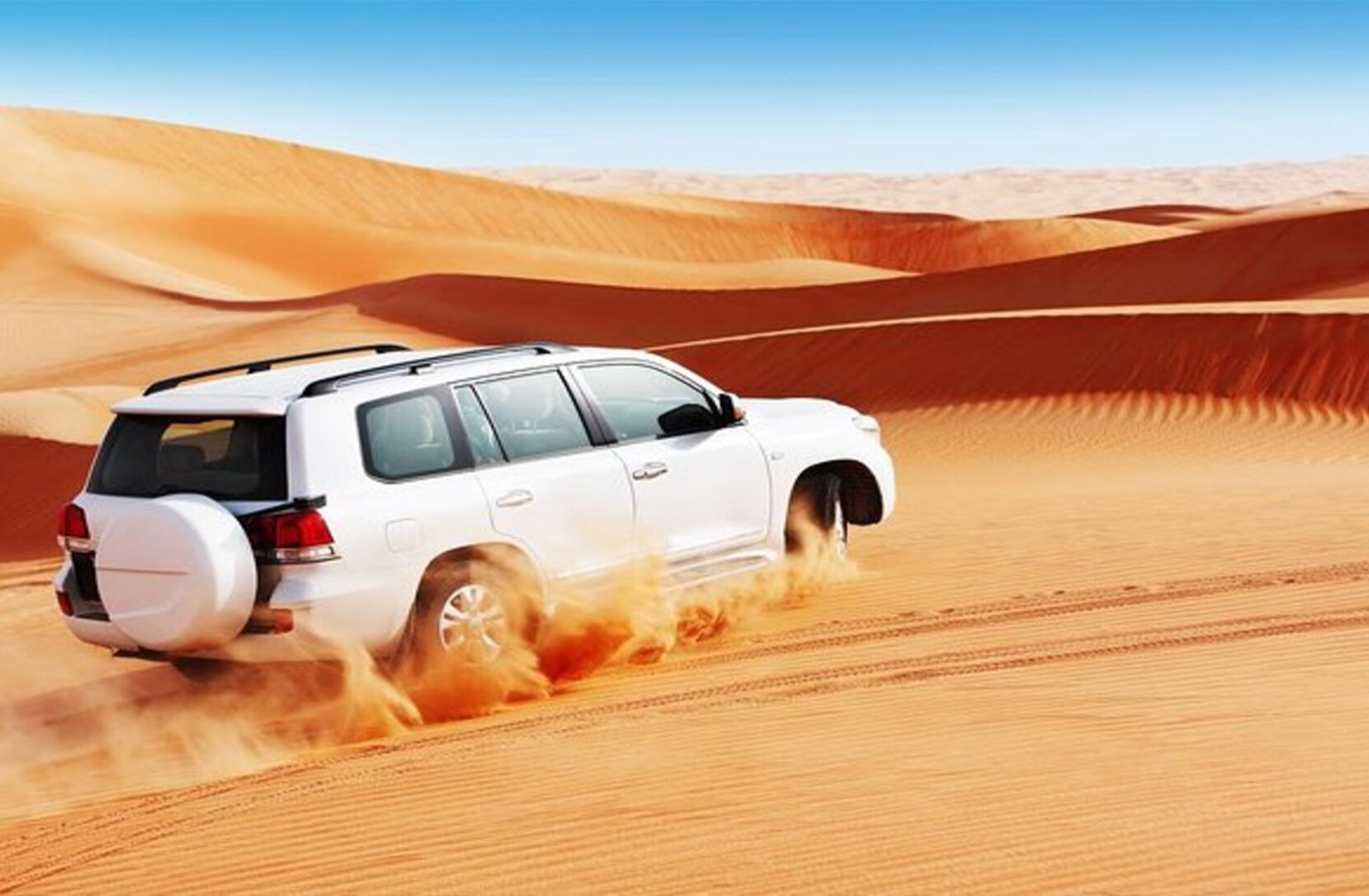 Vehículo 4x4 cruzando las dunas del desierto del Sahara en Marruecos durante una excursión